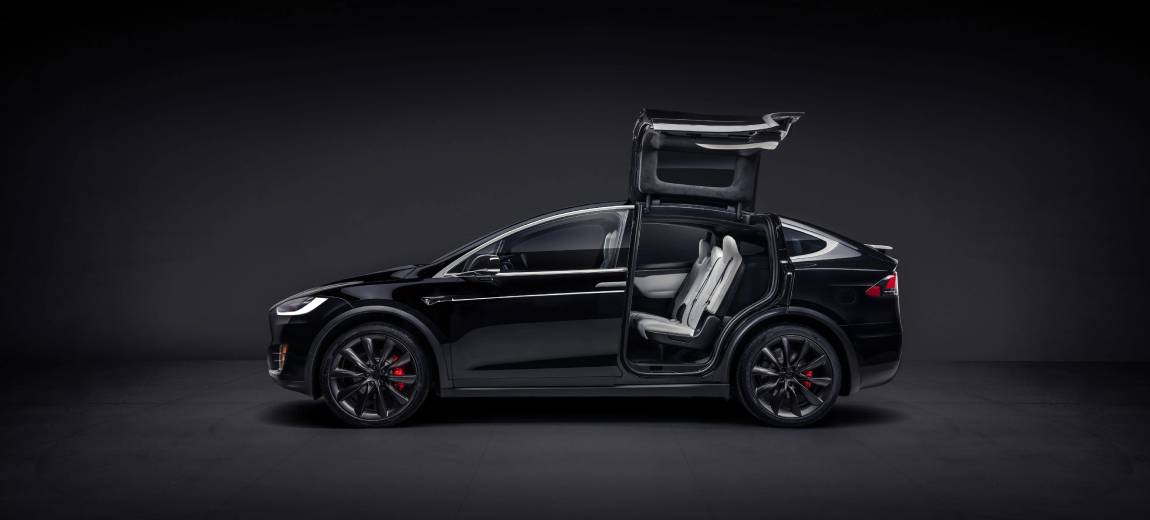 Black Luxury Car Transfer LAX to Long Beach | Evousine Limo Services